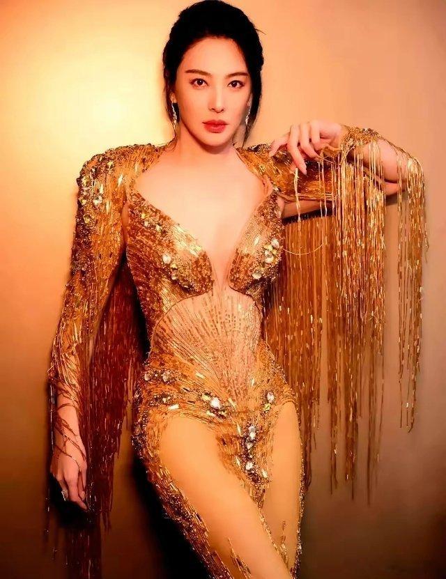 张雨绮这身衣服，再多露一点点，照片估计都发不出来了。快四十的人了，身材管理真不是