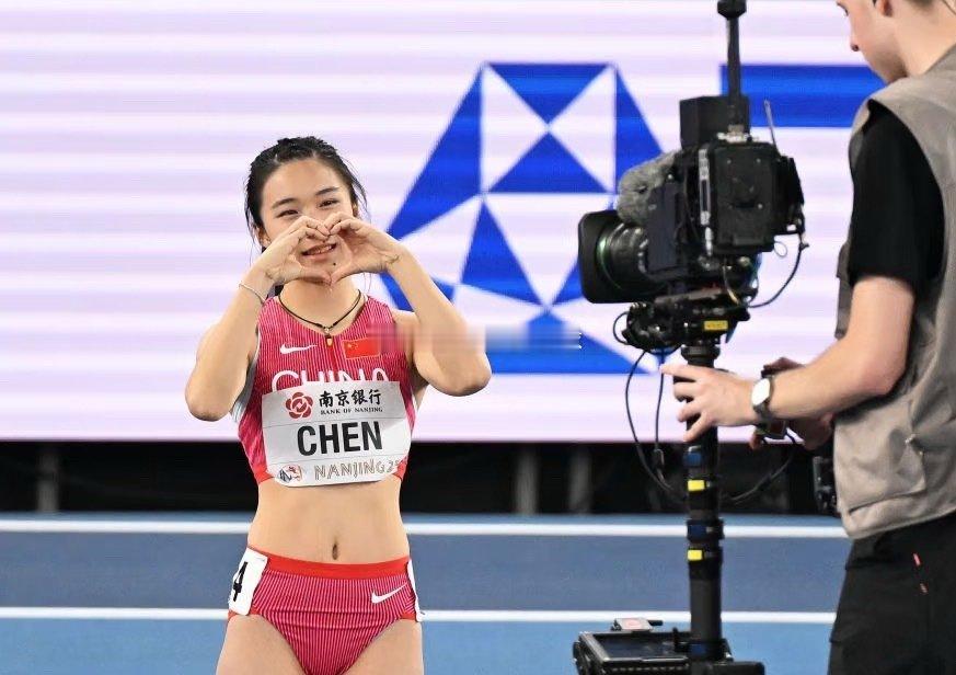 #陈妤颉小组第一晋级200米决赛#真轻松！陈妤颉小组第一晋级200米决赛亚运会女子200米预赛，小孩