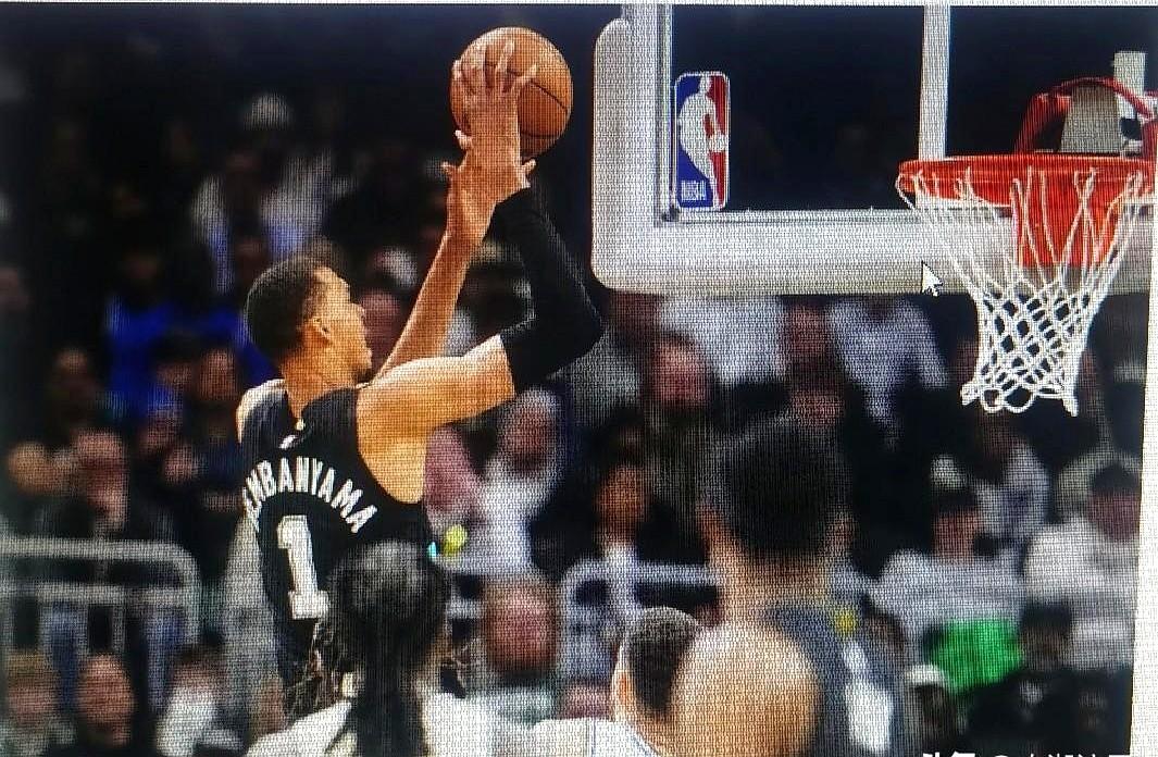 22岁零88天，这年轻人真的拦不住了！维克托·文班亚马打疯了！客场对阵勇士，