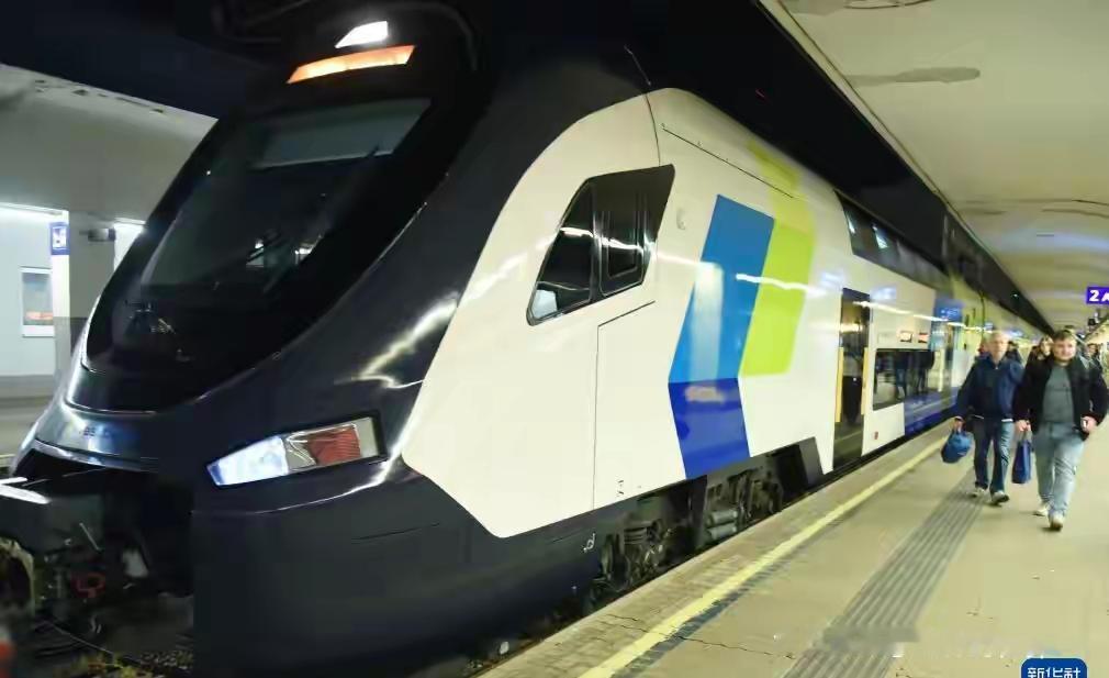 维也纳火车西站，中国“熊猫”列车一亮相就让欧洲网友吵翻，这可是中国制造双层列车首