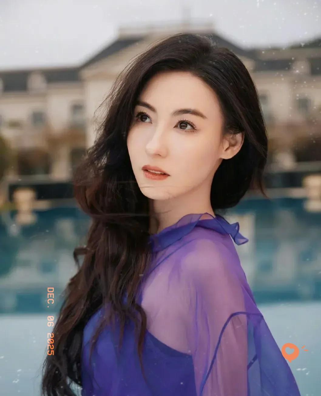 刚刚查了一下张柏芝不查不知道一查才知道余毓兴这一闹，反而把张柏芝最硬气的