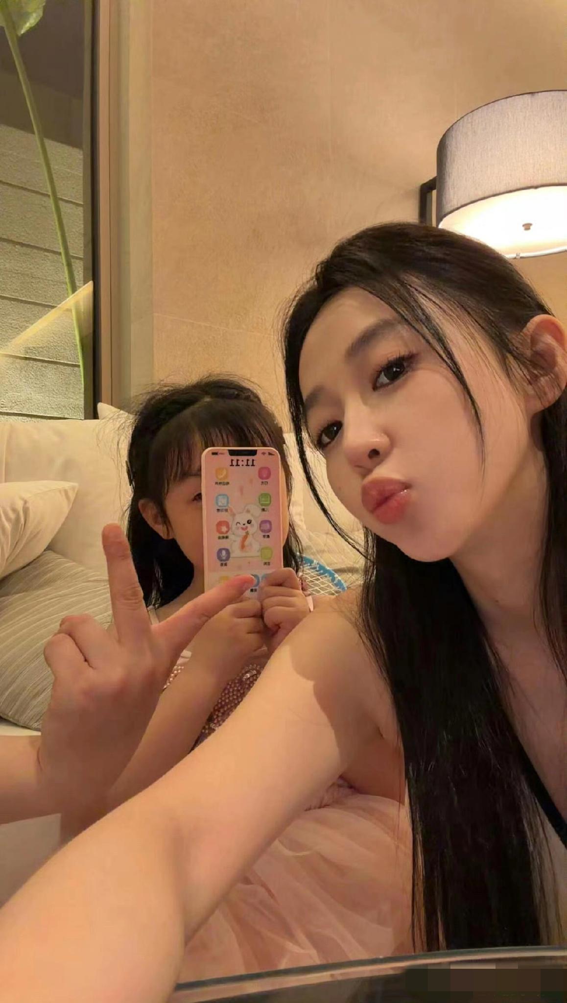 潘玮柏老婆晒和女儿合照近日，宣云在社交平台分享了一组温馨的家庭合照。照片中，五