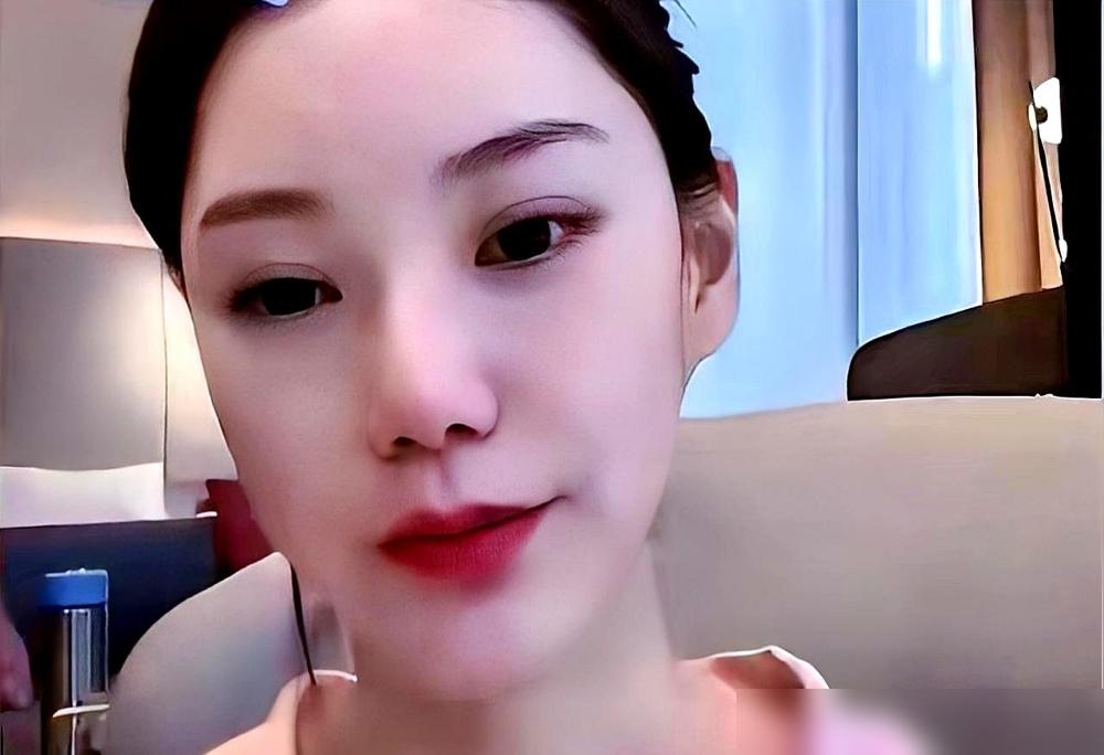 谁说年薪30万的小杨阿姨被马筱梅赶走了？就在半个月前，马筱梅在台北突发羊水破裂，