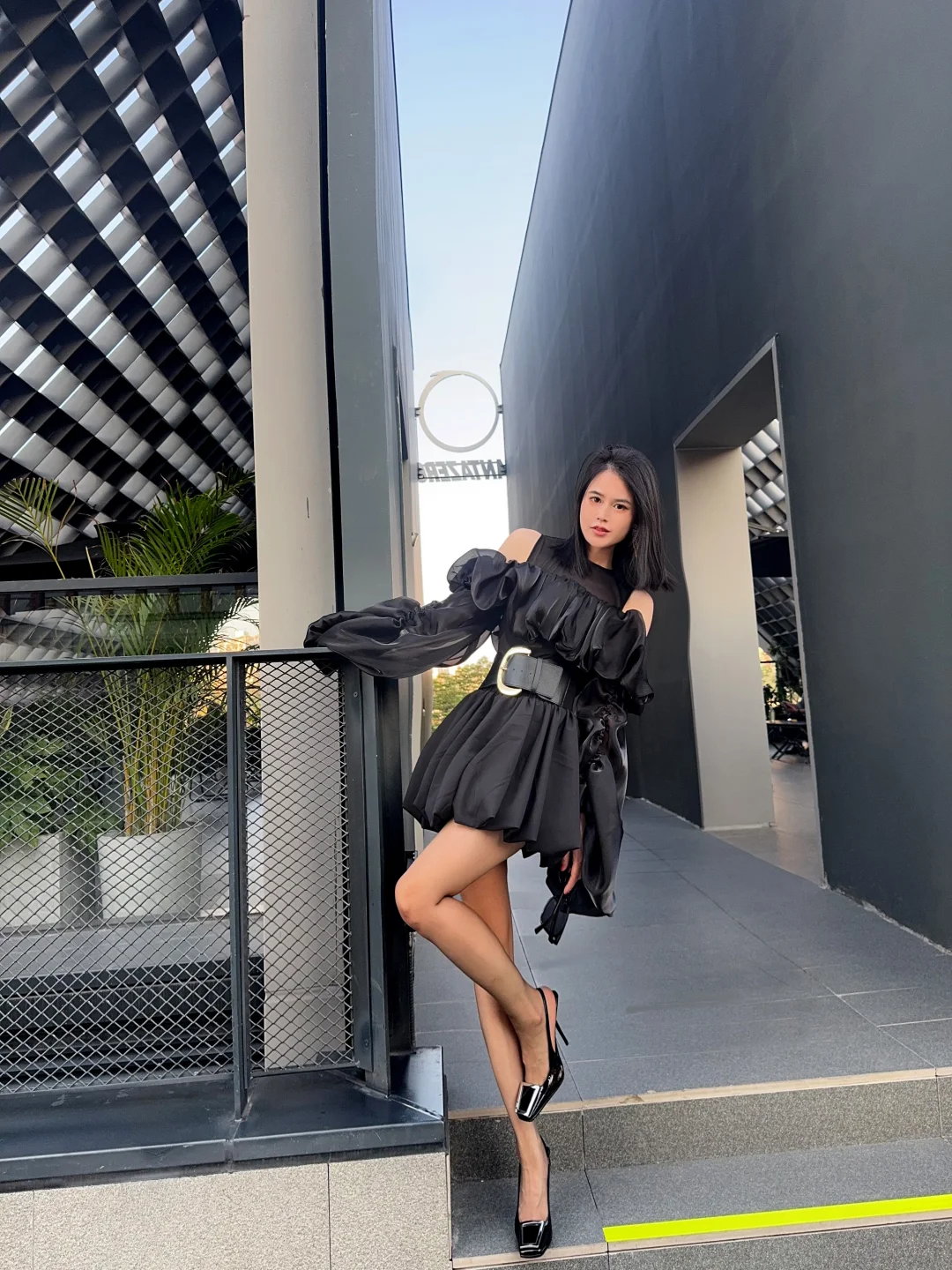 好看女人一身黑