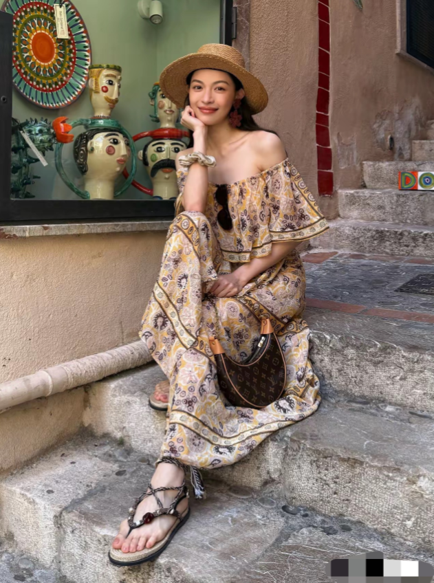 钟楚曦，168cm，这双脚和她的气质完全不在一条道上，你们看看是不是呢？