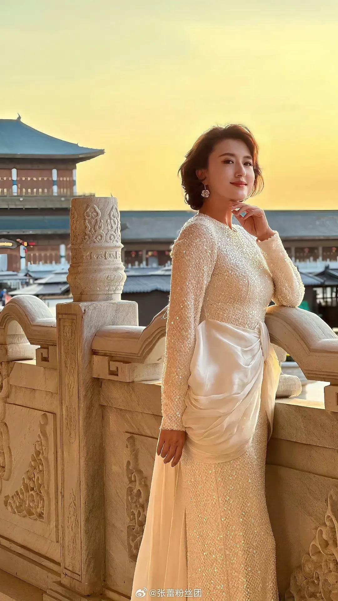 她是央视最美主持人，嫁给了富商12年，婚姻幸福稳定，一家三口幸福美满。没想到，近