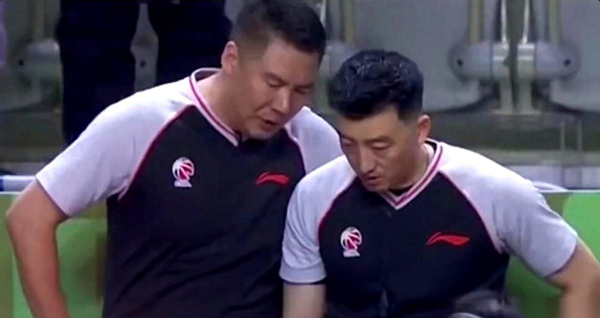 四川队主教练杨城，终场哨响那刻，没跟任何人说话，一个人走到场边，用手背结结实实地