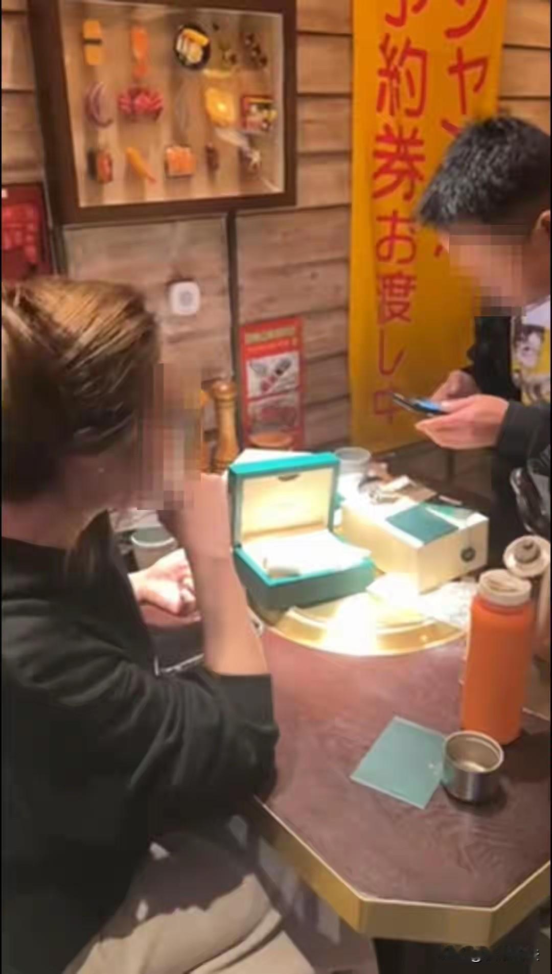 天塌了！陕西西安，女子得了癌症，为治病，把一块名牌手表卖了16.4万，收到钱第二