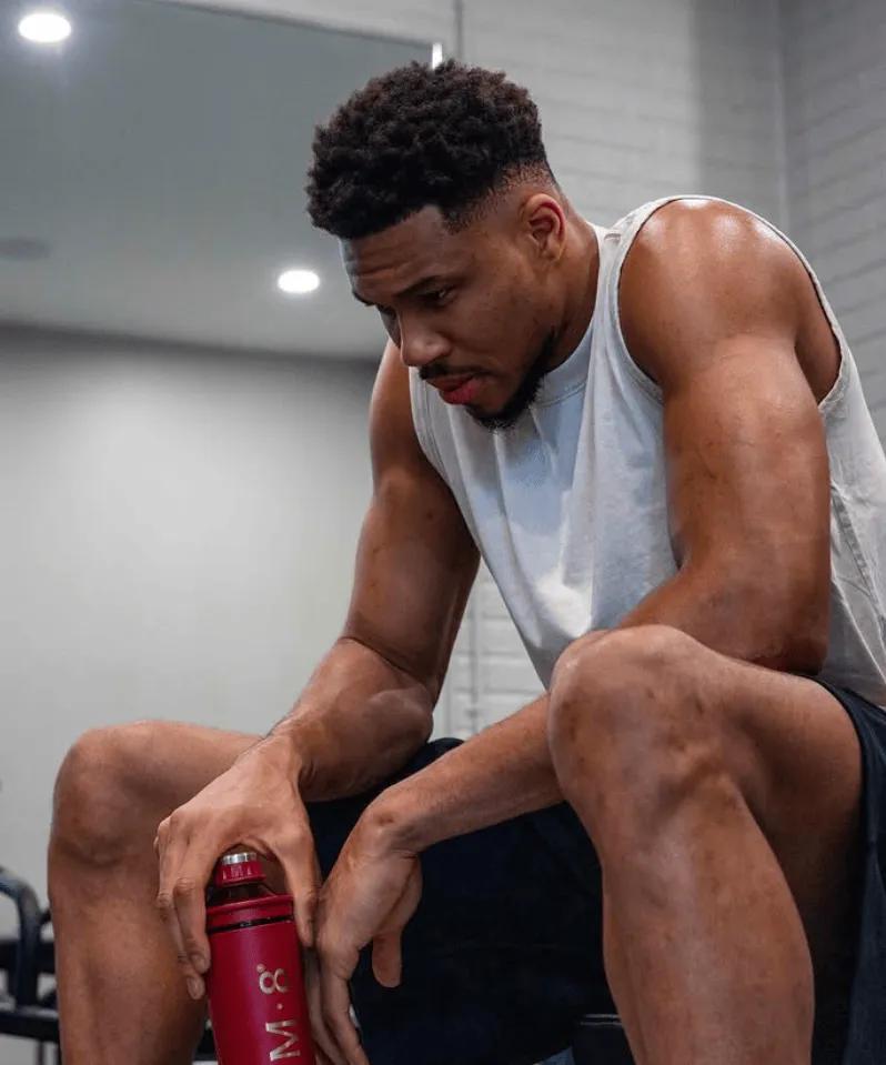 字母哥希望自己跌落神坛？还真有这个可能！就在近期，字母哥就在社交媒体上发文：祈祷