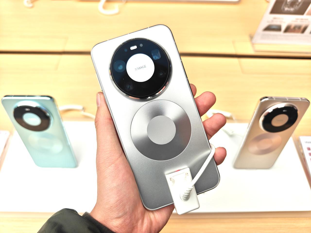 质感还得看华子，华为Mate80ProMax线下体验全金属外观，看着就是漂