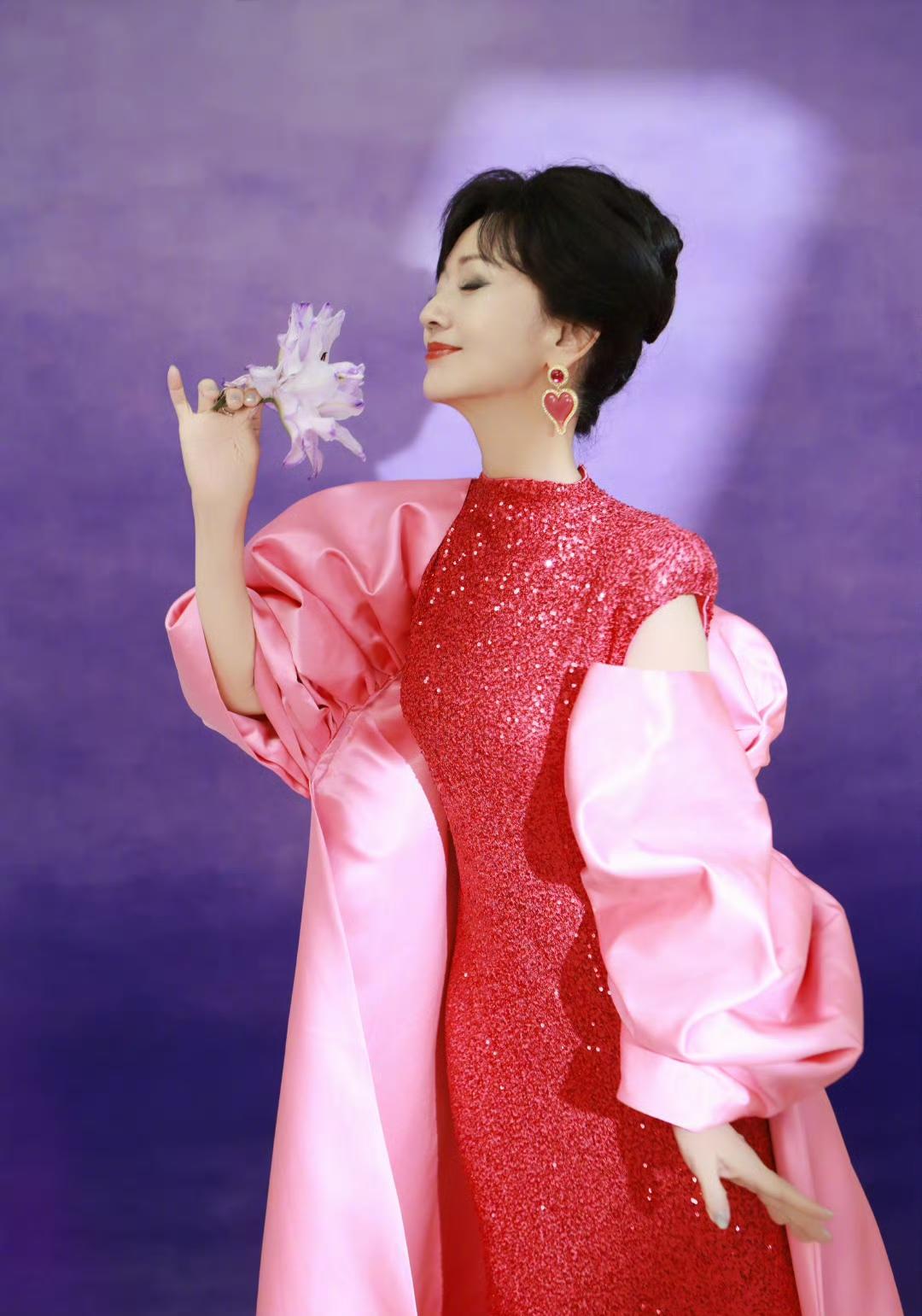 赵雅芝晒美照，向阳而生，向人而暖……当那一抹红色遇上那一抹粉色，惊艳又甜美，