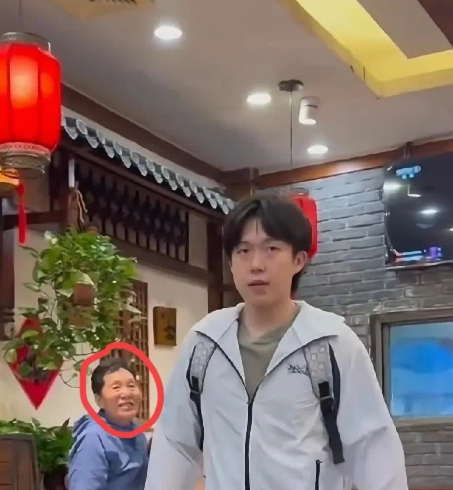 这下好了，不仅球迷知道了全国人民也知道了！王楚钦不愧是专一的男孩儿，太会