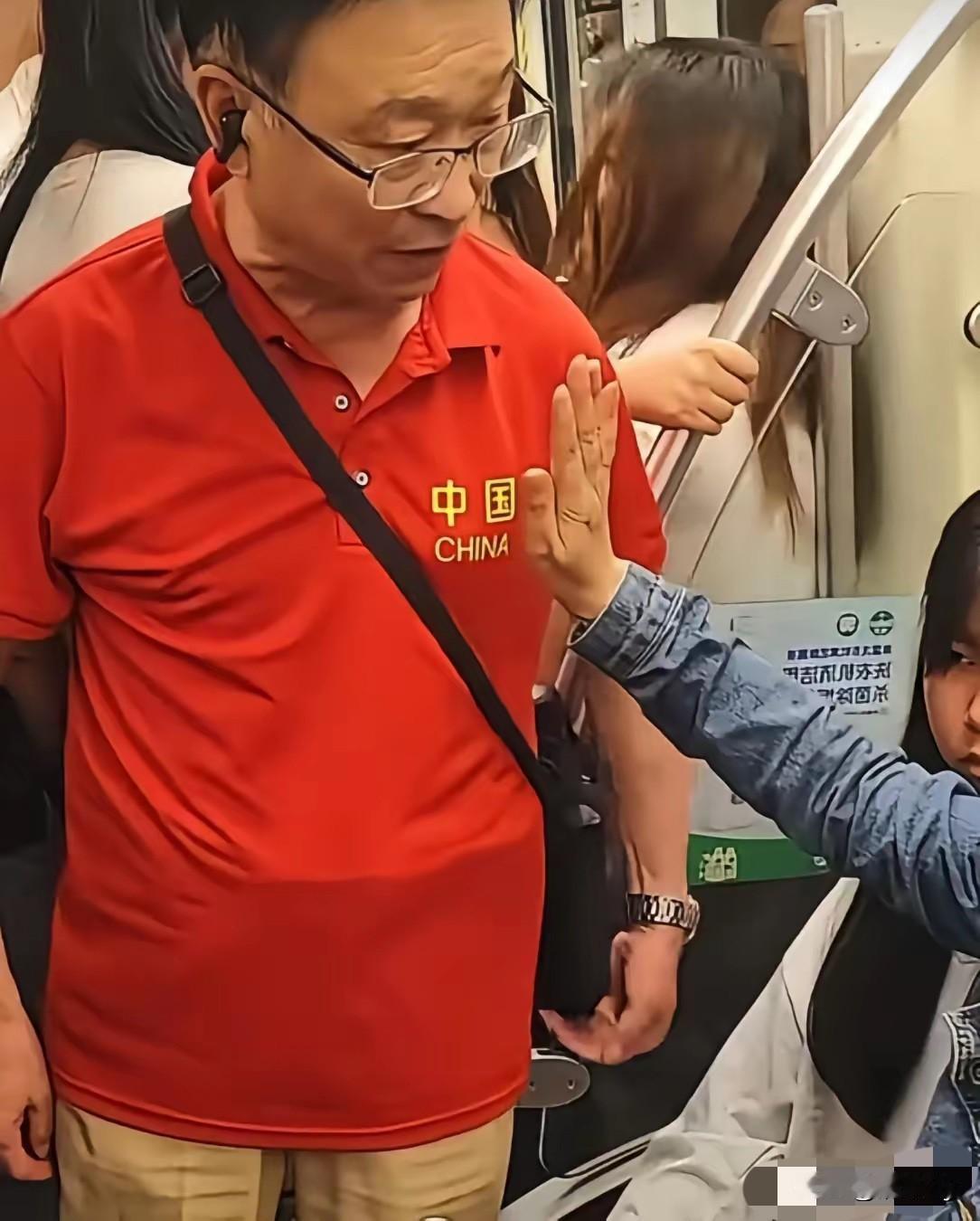 成都地铁上这位红衣大叔真是丢人丢到家了！这样人就不给他打码了，让他家人和邻居也都