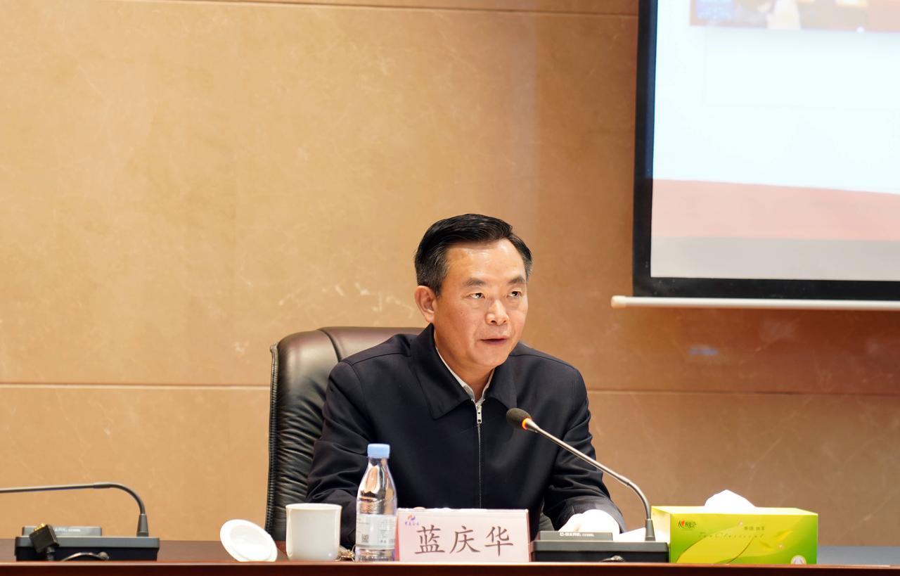 2006年8月15日，正在午休的彭水县教委科员秦中飞，闲来无事翻看手机，看到一条