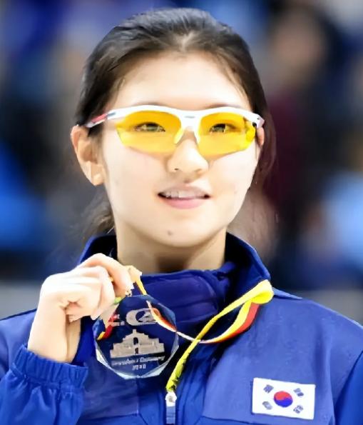 韩国短道速滑选手沈锡希，未成年时被自己的主管教练赵宰范长期侵害近30次，为了报复