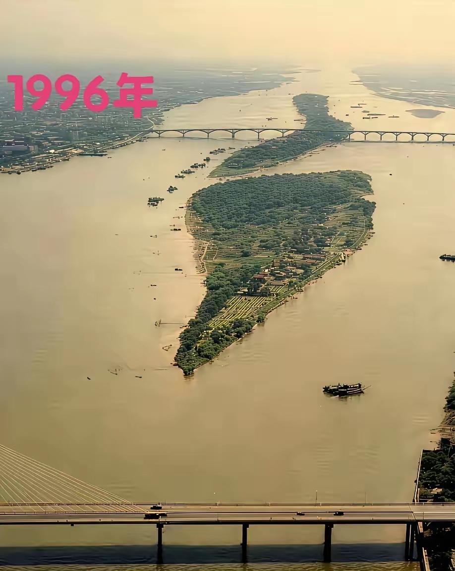 1996年，橘子洲上有4000多人，出门只能靠等船。不是不想修桥，是修了也没