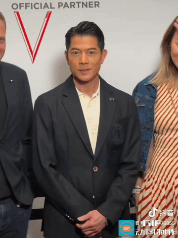 事实证明，人的身高和成功绝对不成正比，台上的基本都比郭富城高，可全部都得俯下腰双