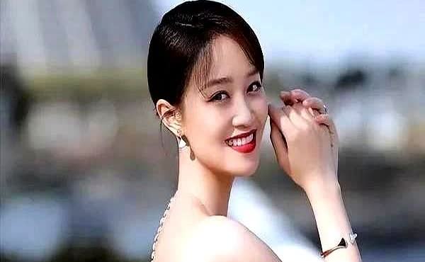 蓝盈莹和曹骏分手的事情终于弄明白了！这里面有很大的秘密！翻到她之前母亲节