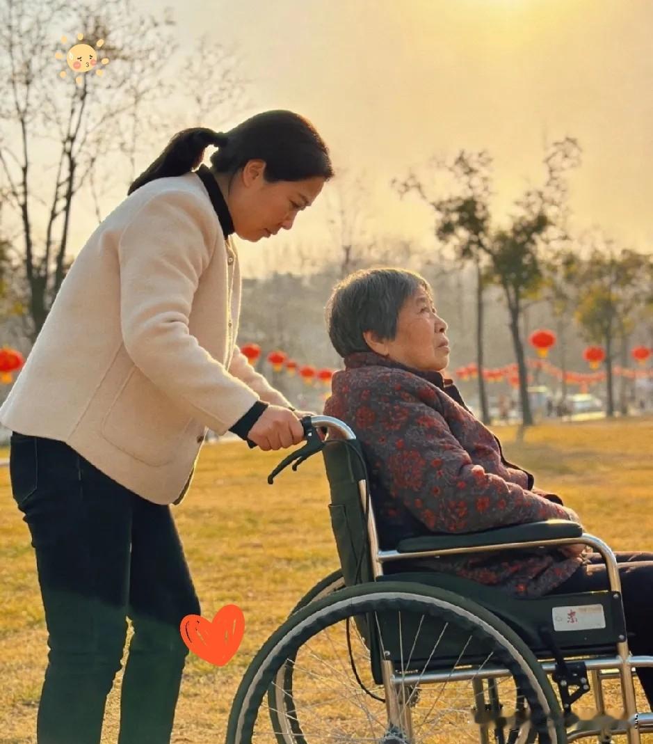 大年初一，我接到朋友带着哭腔的电话，听完心里揪得慌。她九十多岁的母亲生活不能自