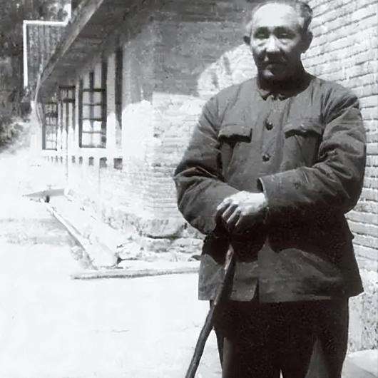 开国上将视察重庆，对着一名理发匠激动大喊：司令，您怎么在这喊出这话的开国上