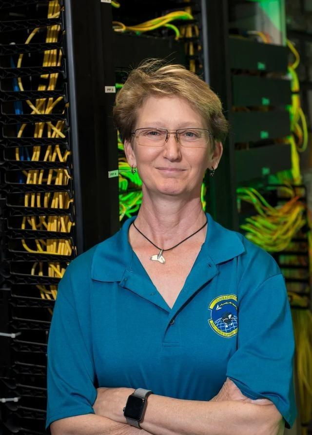 一位美国空军“超级网管”在军队服役32年后，由于其无与伦比的技术，军方仍然不让其