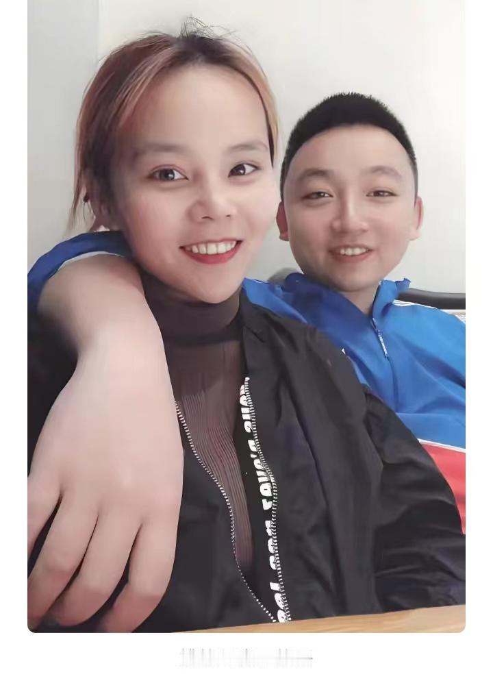 姚策熊磊感觉当初真的是因为彼此喜欢，才进入婚姻的，两个人结婚后的合影，姚策搂着妻