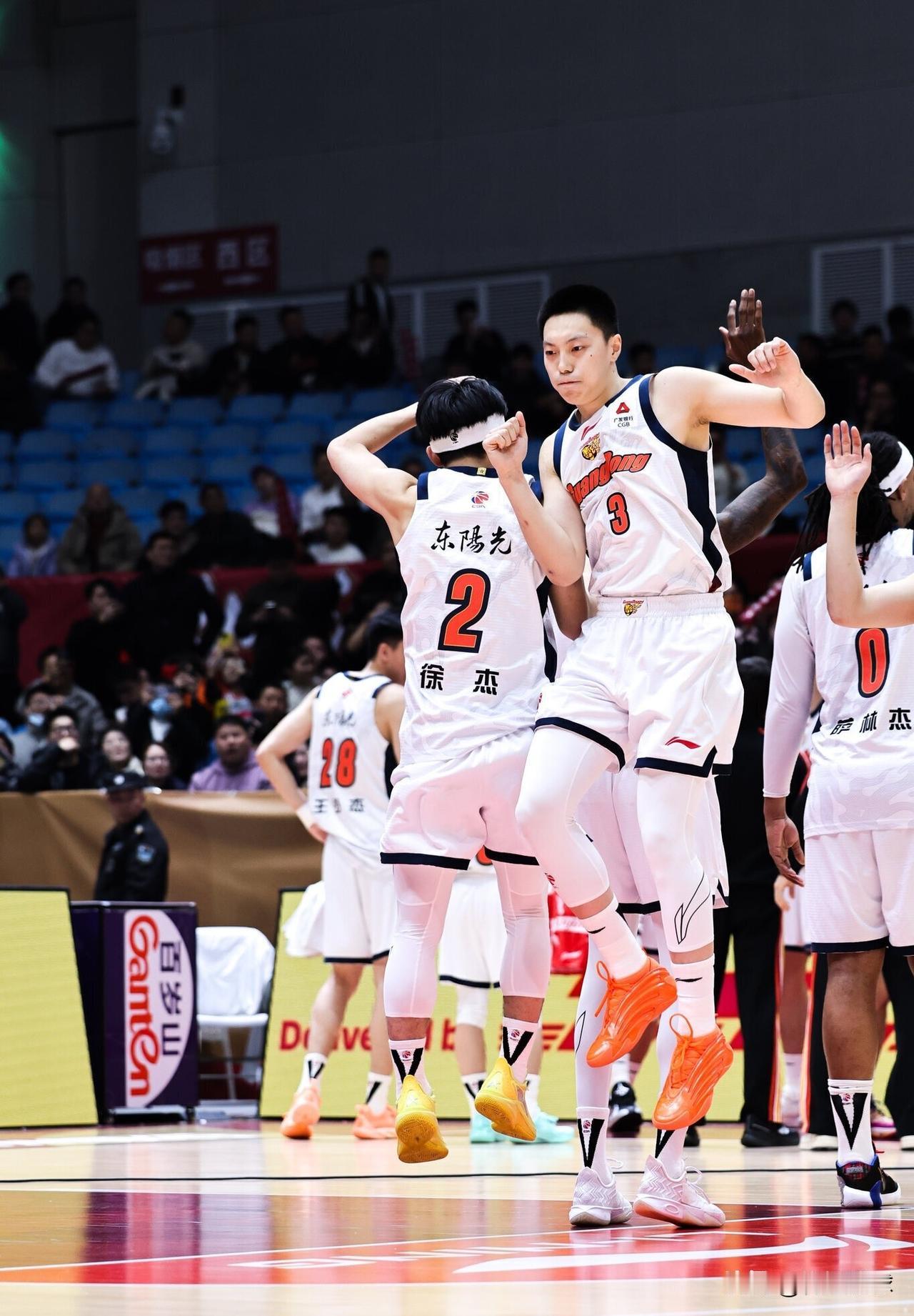 7连胜的广东队与7连胜的北京队数据对比：01、得分：广东96.6分联