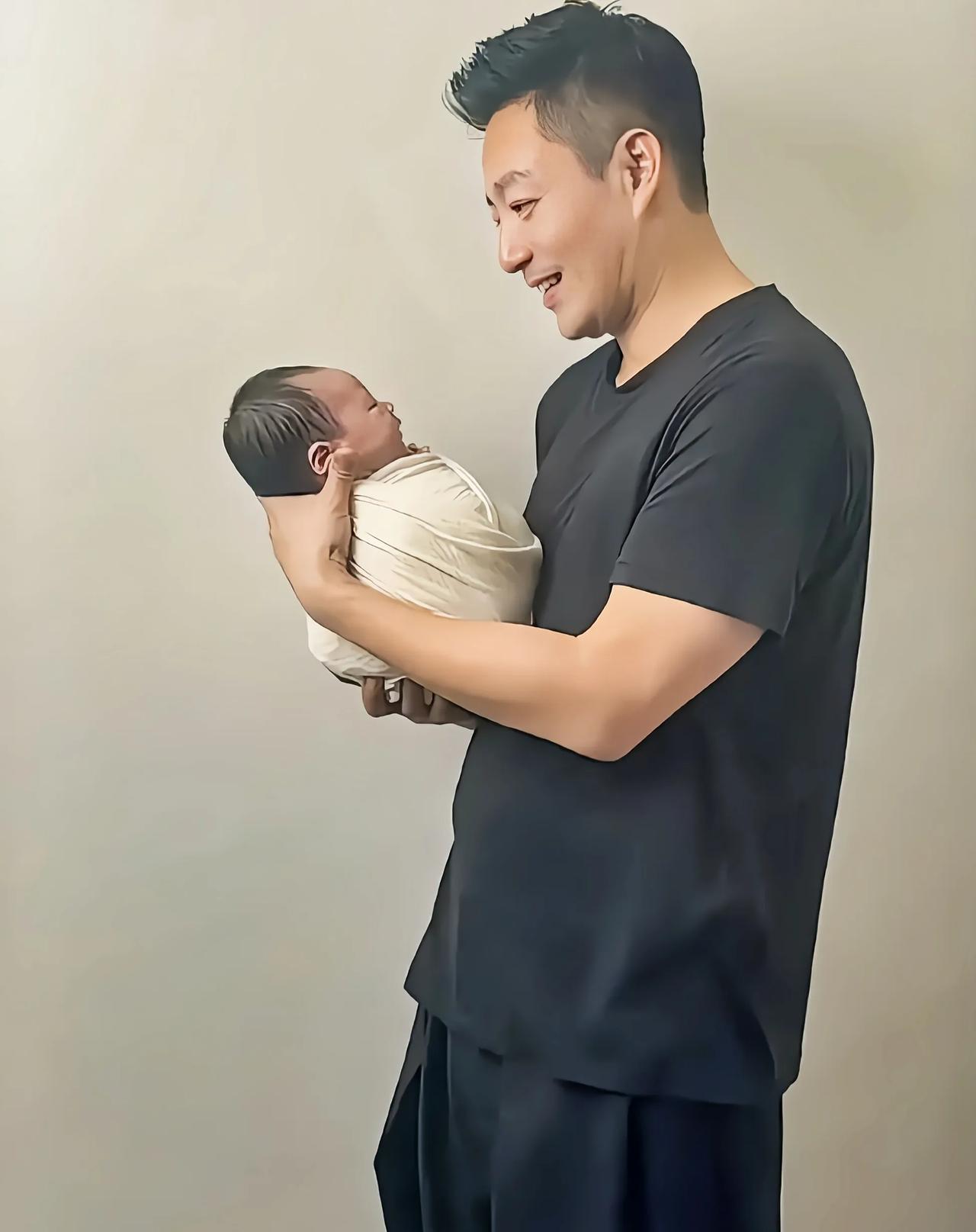 汪小菲终于在麻六记官网晒汪小宝照片，这个温馨的画面好有治愈感汪小菲最近在麻