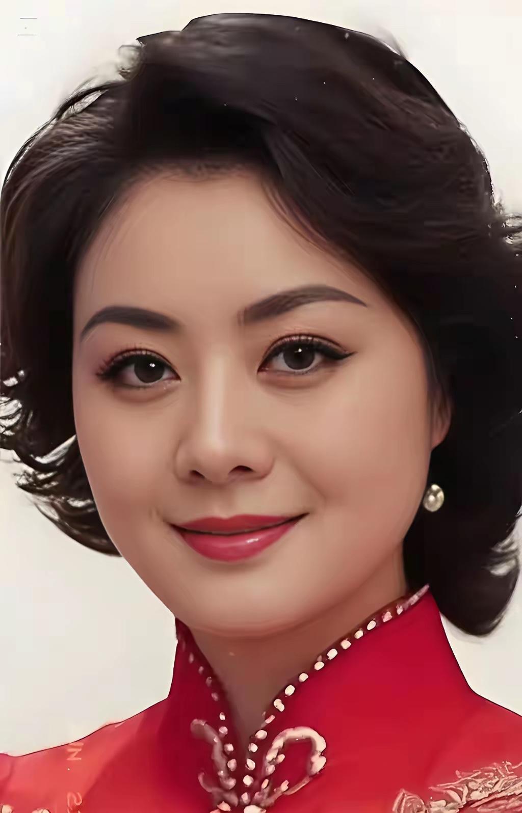 三位一笑倾城的美女，李胜素、朱琳、刘亦菲人间仙女。李胜素是梅兰芳弟子，京剧界