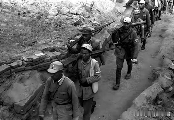 抗战中，吕正操部被包围，战斗激烈，日军越来越多，吕正操迟迟不突围。众人急喊“再不