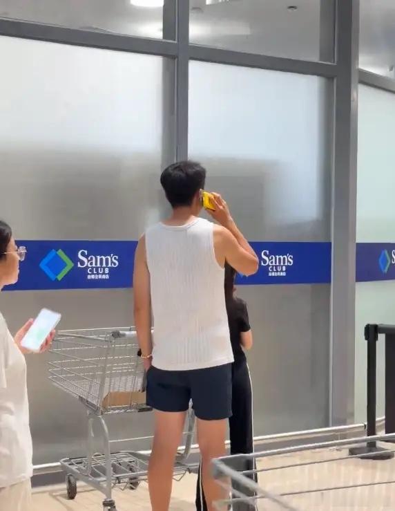 高云翔带着女儿酒窝逛天津山姆，路人镜头下的他体态很好，看背影像20出头的小伙。不