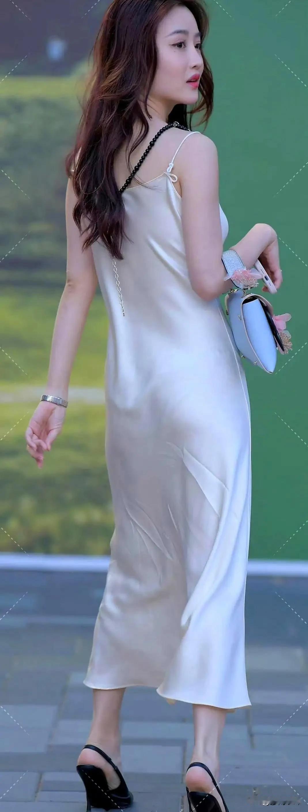 优雅长裙，随性漫步，尽显自然美。