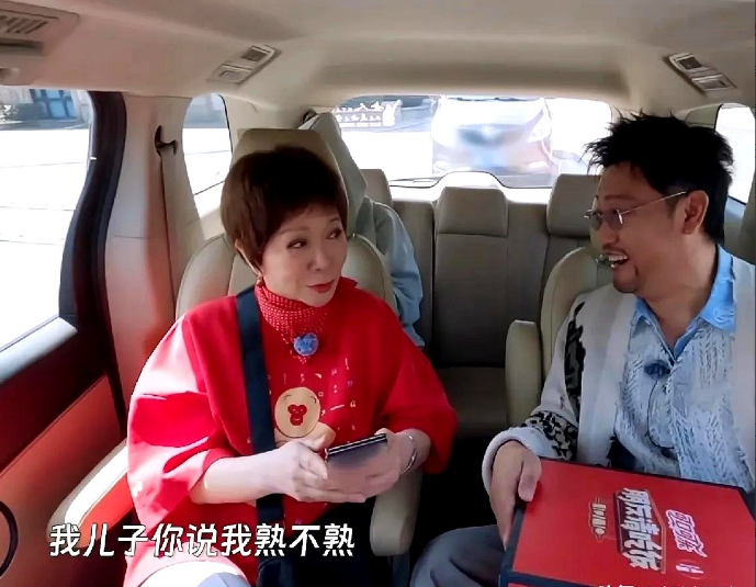 导演问蔡明：“贾冰老师您熟吗？”蔡明翻了个白眼：“他是我儿子，你说我熟不熟？”导