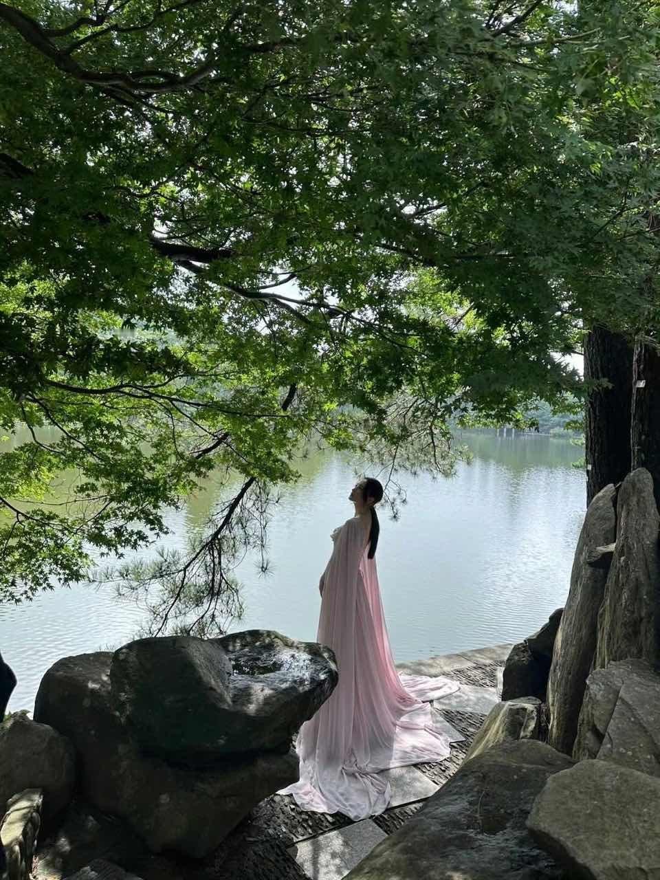 蒋勤勤古典美蒋勤勤天生的古典美人蒋勤勤简直是天生的古典美人，立于山水之间，优雅温