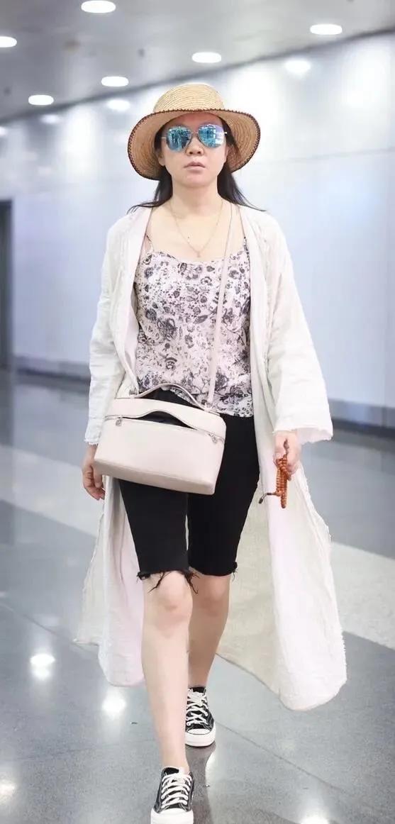 原来中年女人穿吊带，也能这么清爽不油腻！闫妮54岁的机场路透，一件水墨吊带+白开