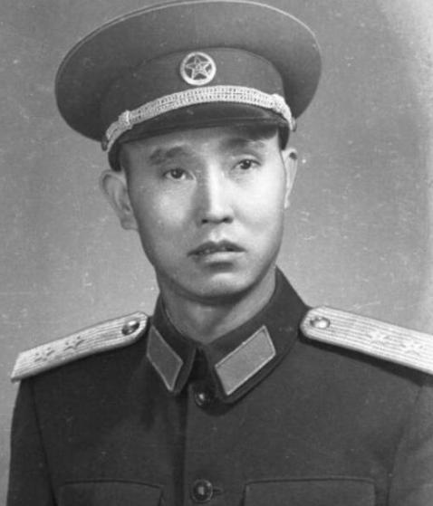 1947年，一名解放军师长，大腿根部受伤住院，这时，一19岁女护士来到他的病房，