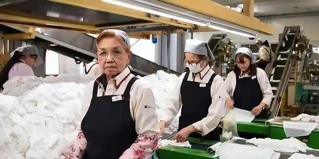 过去是日本"失去的30年"，现在是日本进入"坠落倒计时"了！26年上半年，日本出