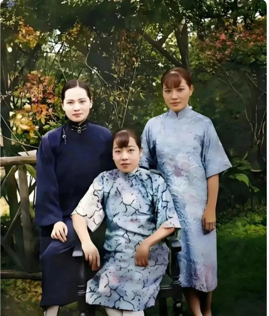 1925年，孙中山先生逝世不久，宋氏三姐妹在杭州团聚合影。从这张合影照片上能看出