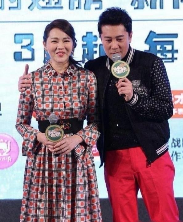 结婚都快十年了，在家里换个衣服居然还要背对着老公，56岁的伊能静到底是在瞎讲究，还是真有两把刷子？镜