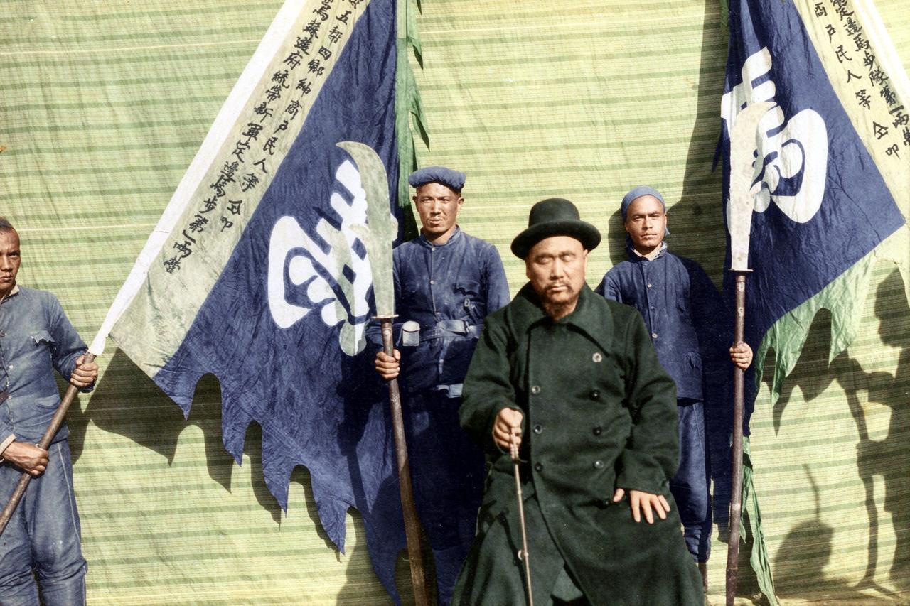 1915年，瑞典摄影师在新疆和阗（今和田）拍摄的道尹马福兴。照片中，马福兴头戴圆