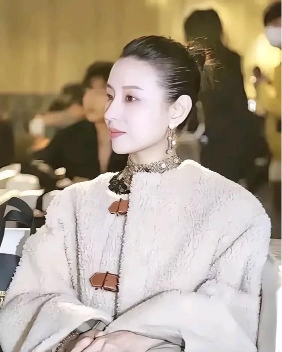 45岁的董洁侧颜登顶热搜，但热搜下的高赞评论，却指向了另一个事实。她的直播间在