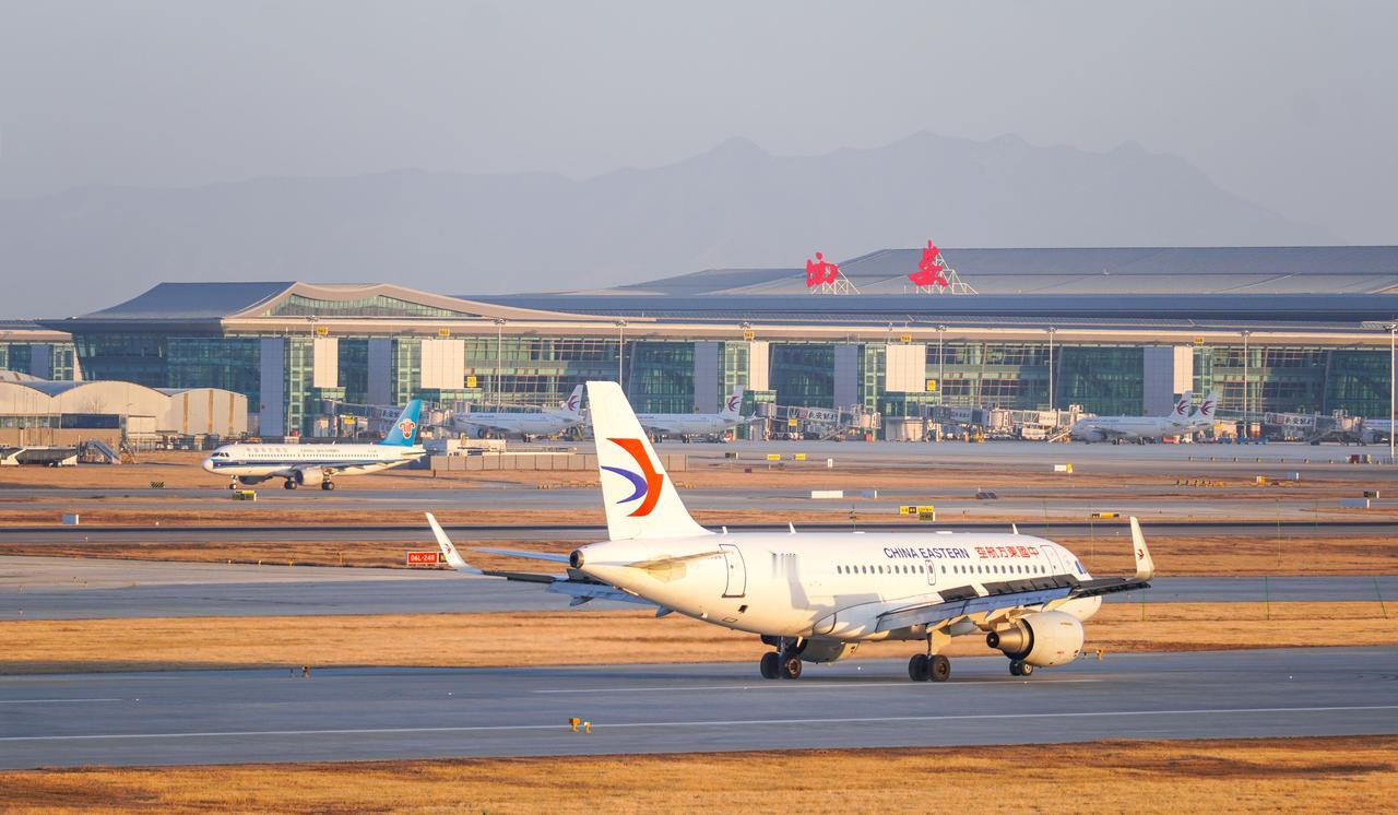 新建南二跑道启用，西安咸阳国际机场今日迈入“三跑道”运行时代！同一时间，T5航站