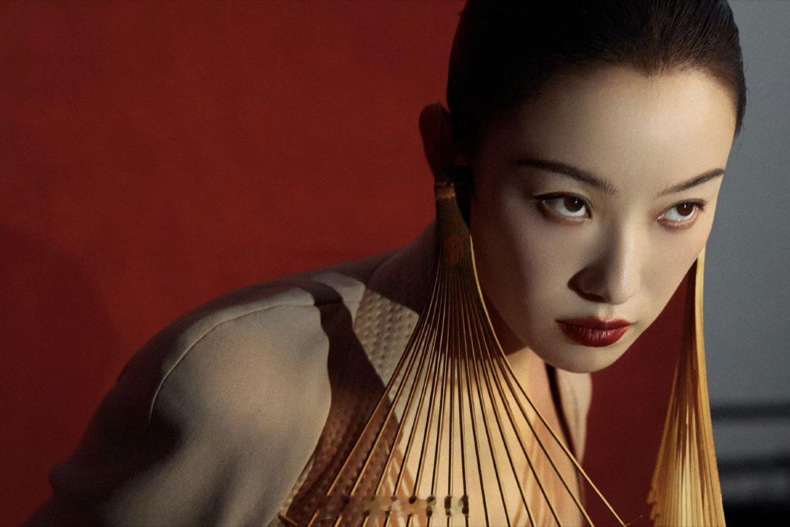 倪妮古典画卷走出的美人看倪妮杂志对我的眼睛很友好倪妮的美是那种需要放大看细节的