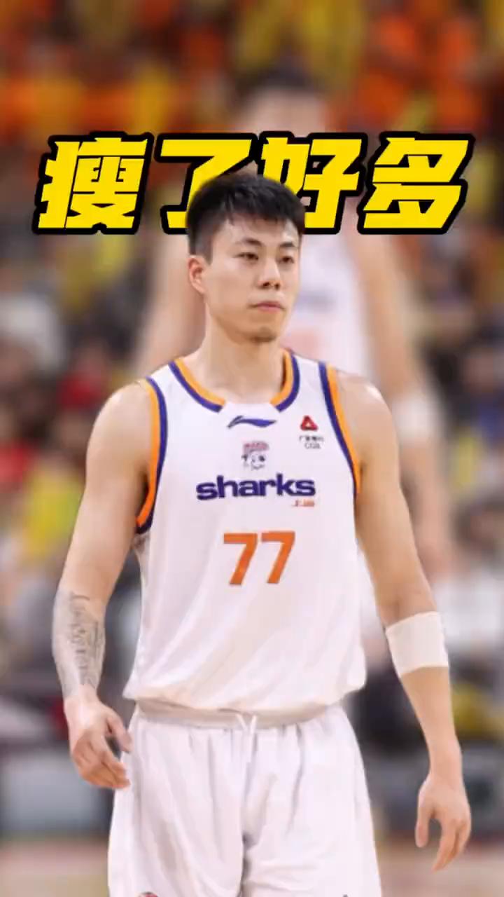 球迷偶遇张镇麟合照，身形变化太明显瘦了好多。网友在外出吃饭时偶遇张镇麟并拍下合