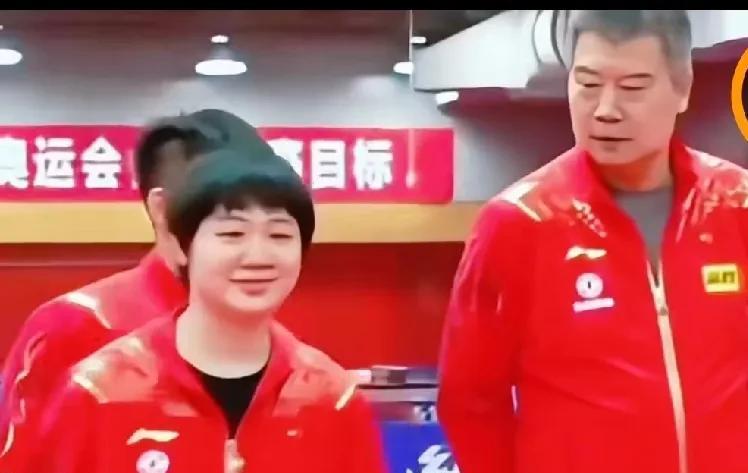 王楚钦一连叫了好几声“妹妹”，直到把莎莎笑得眼睛都眯起来。合影时，摄影师叫林诗