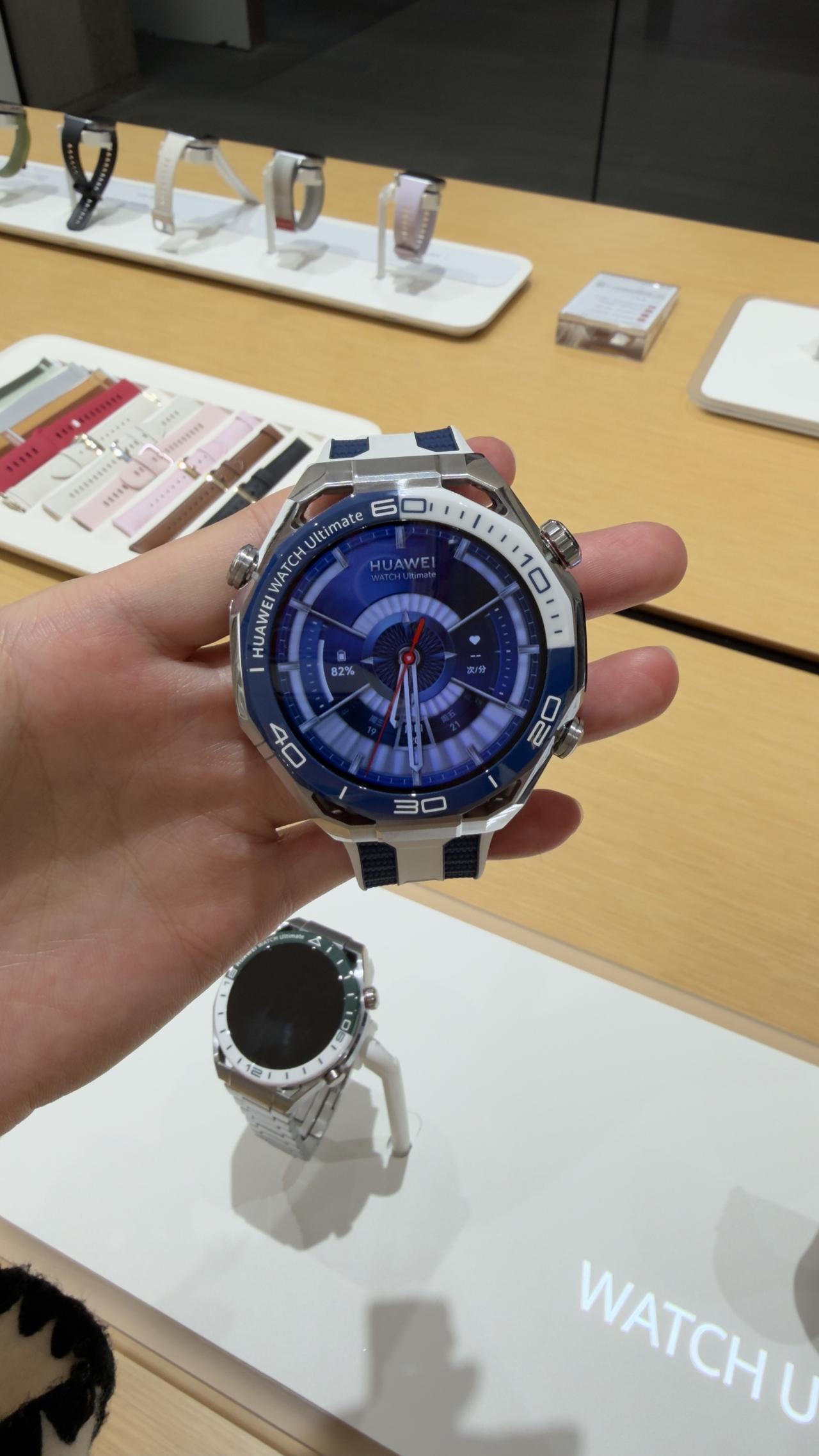 昨天在华为店看到了华为WATCHUltimate2，表盘好大大大大大，拿在