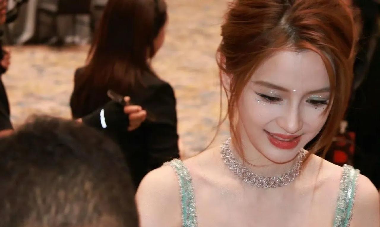 有这么权威的一张脸进入内娱，简直是内娱之幸！杨颖的美超脱了常规，是镌刻在骨相里的