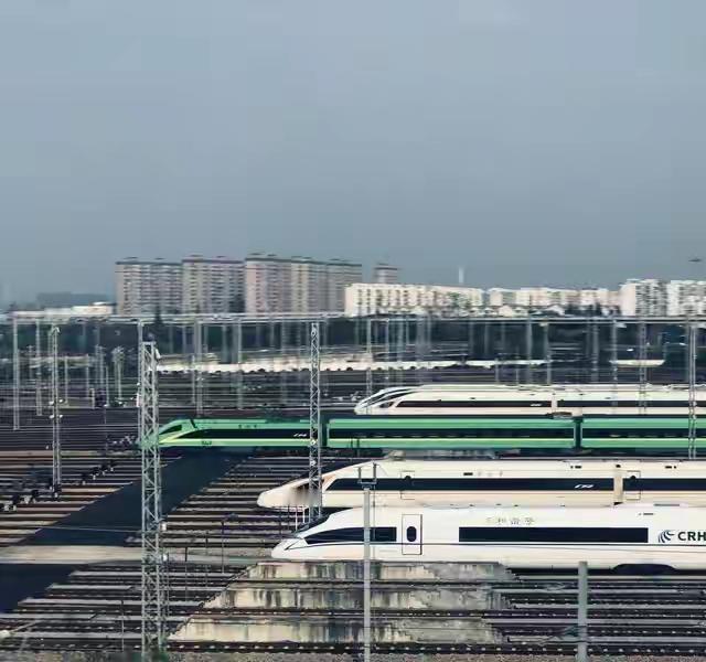 太赞了！柳梧铁路今天正式铺轨啦，预计今年底就全线通车咯。以后梧州人早上能去柳州嗦