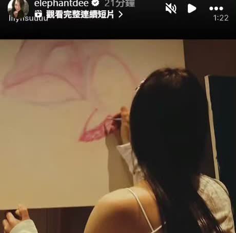 小s终究还是没忍住为自己二女儿lily晒照摇旗呐喊打cool，因为lily的