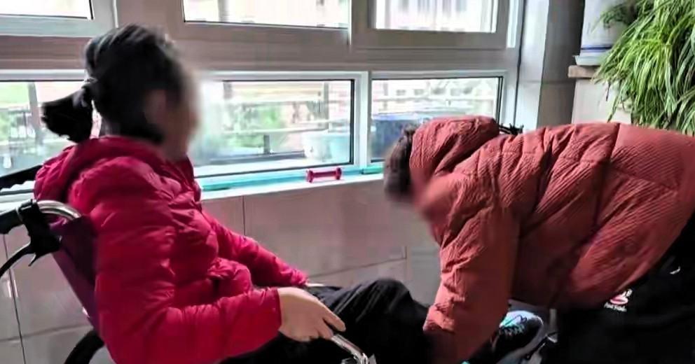 江苏南京，一28岁女导游，刚结婚4年，发现自己双腿无力，她到医院一查，确诊为罕见